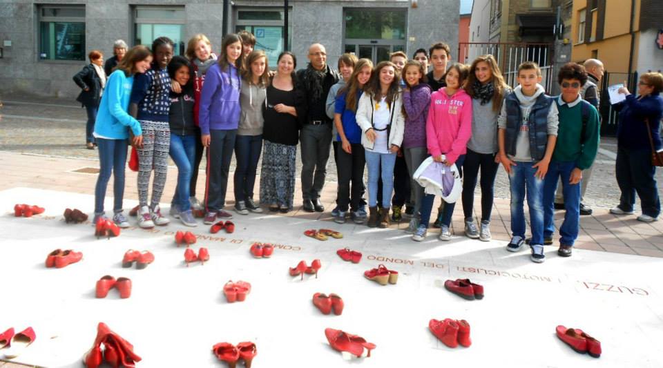 Lo striscione di “Zapatos rojos” sul municipio di Mandello