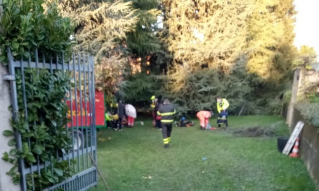 Si rompe la gru: un operaio precipita, l’altro resta agganciato ad un cestello FOTO