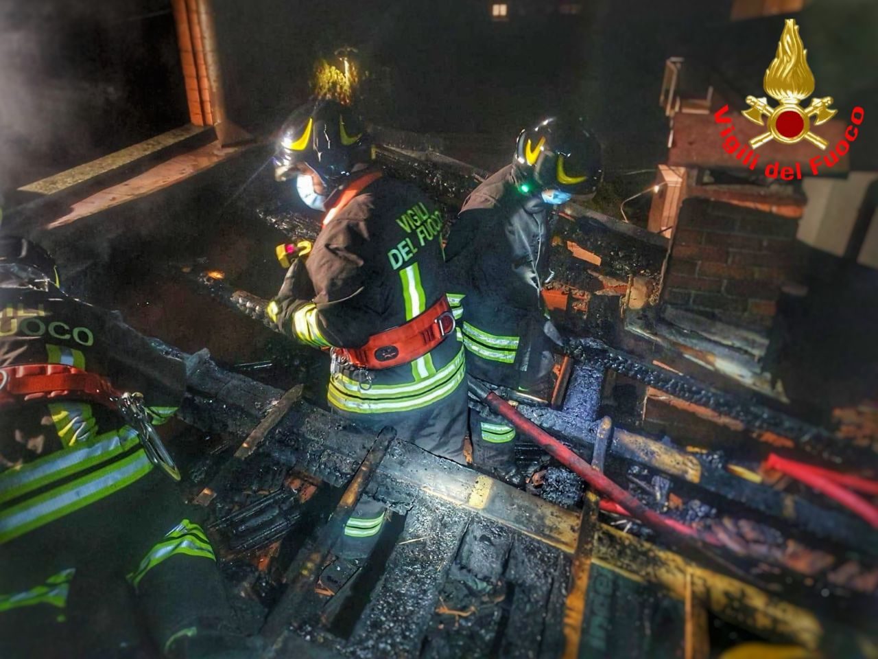 Tetto in fiamme  spento dai vigili del fuoco
