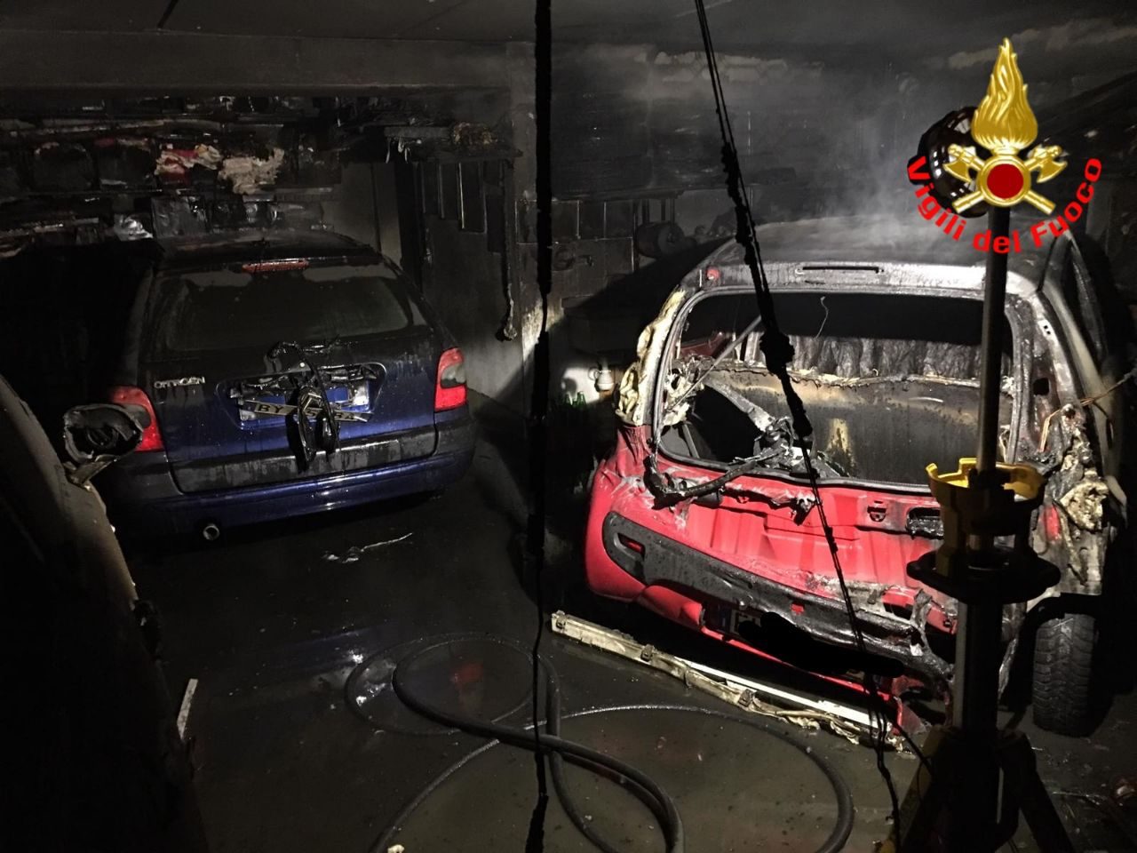 Devastante incendio: distrutte quattro auto e una moto FOTO