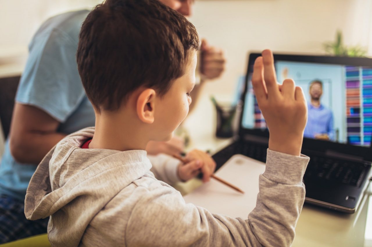 Studenti senza computer, “Non facciamo pagare ai ragazzi il prezzo dell’emergenza”
