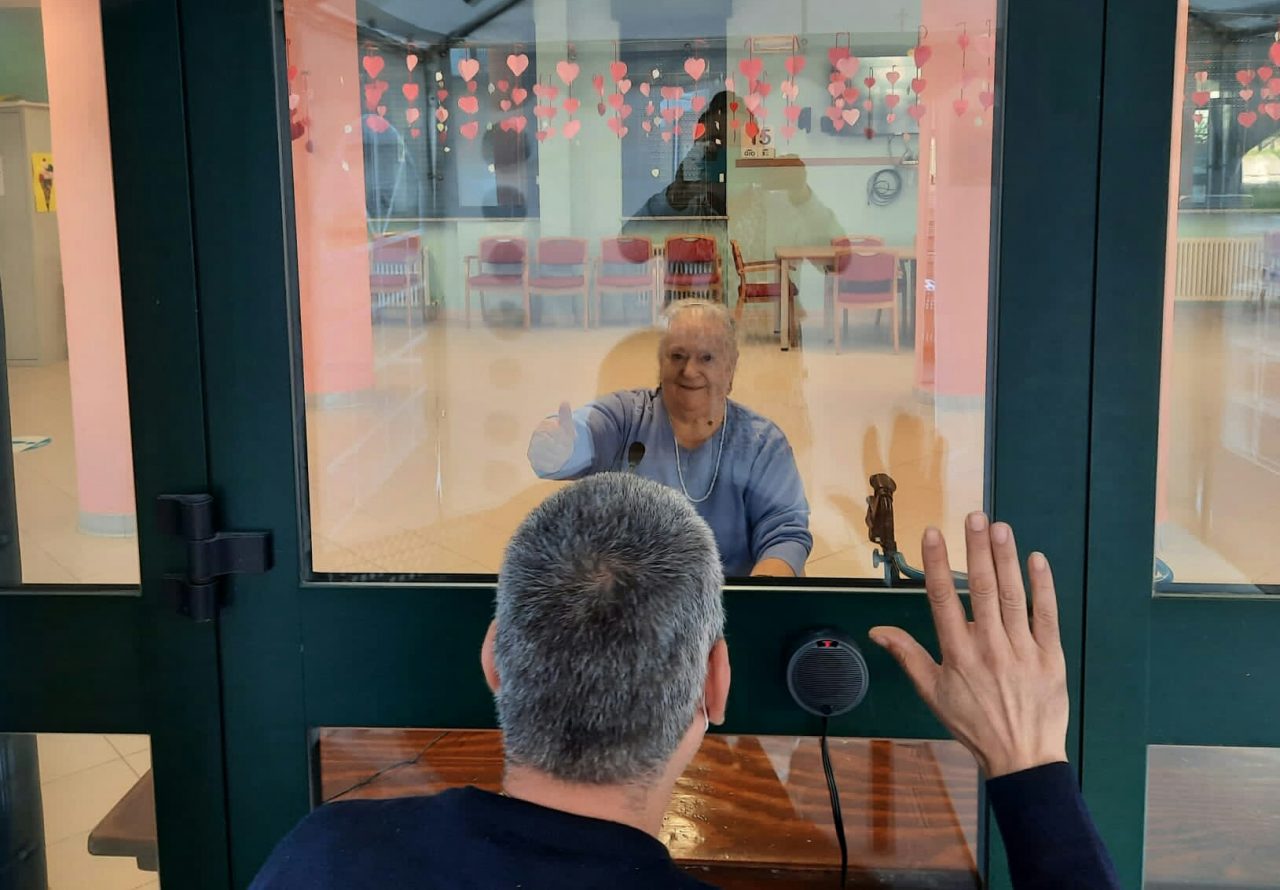Arriva la tenda del sorriso per “riunire” nonni della Rsa e parenti