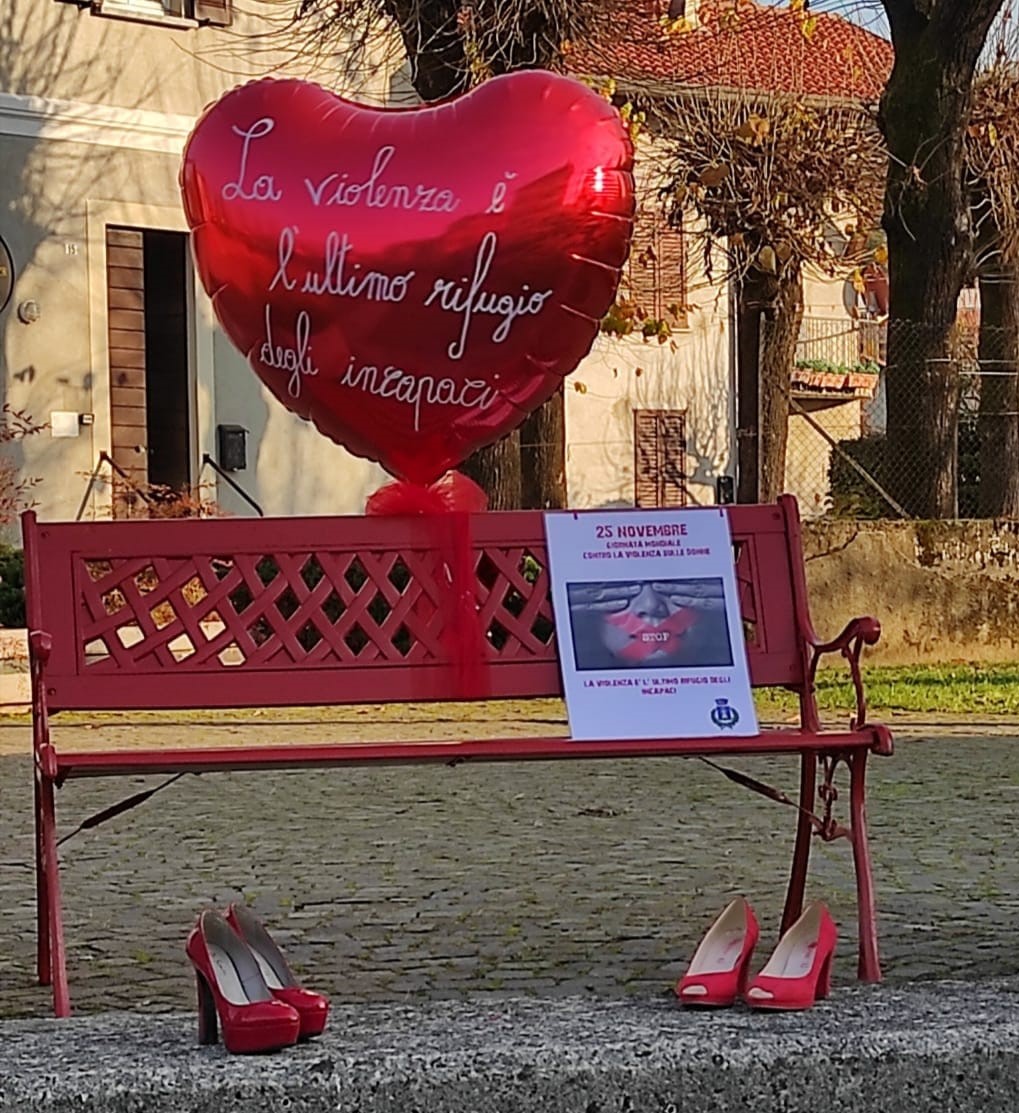 Una panchina rossa per dire basta alla violenza contro le donne