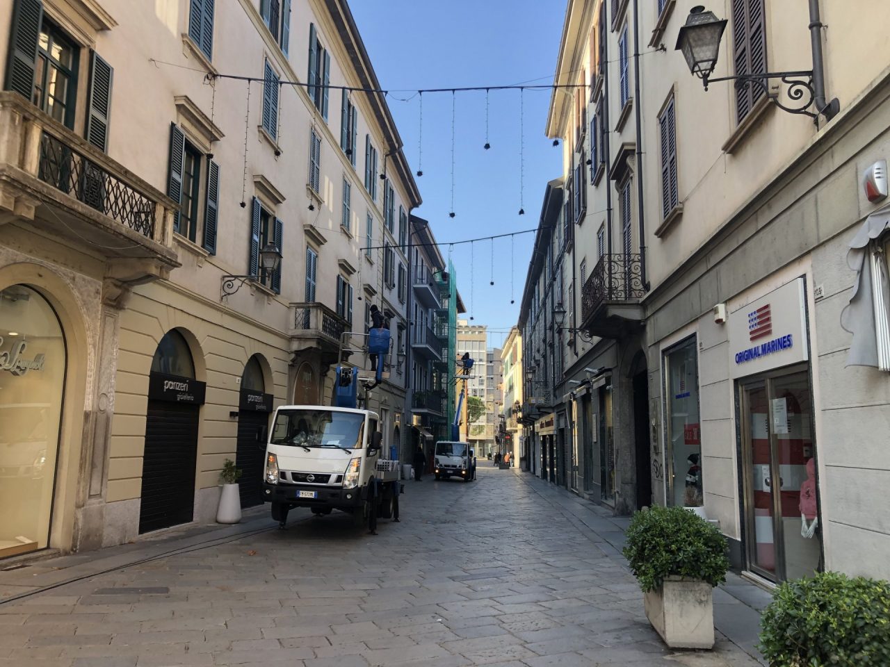 Una Lecco deserta e in zona rossa si prepara al Natale… con le luminarie