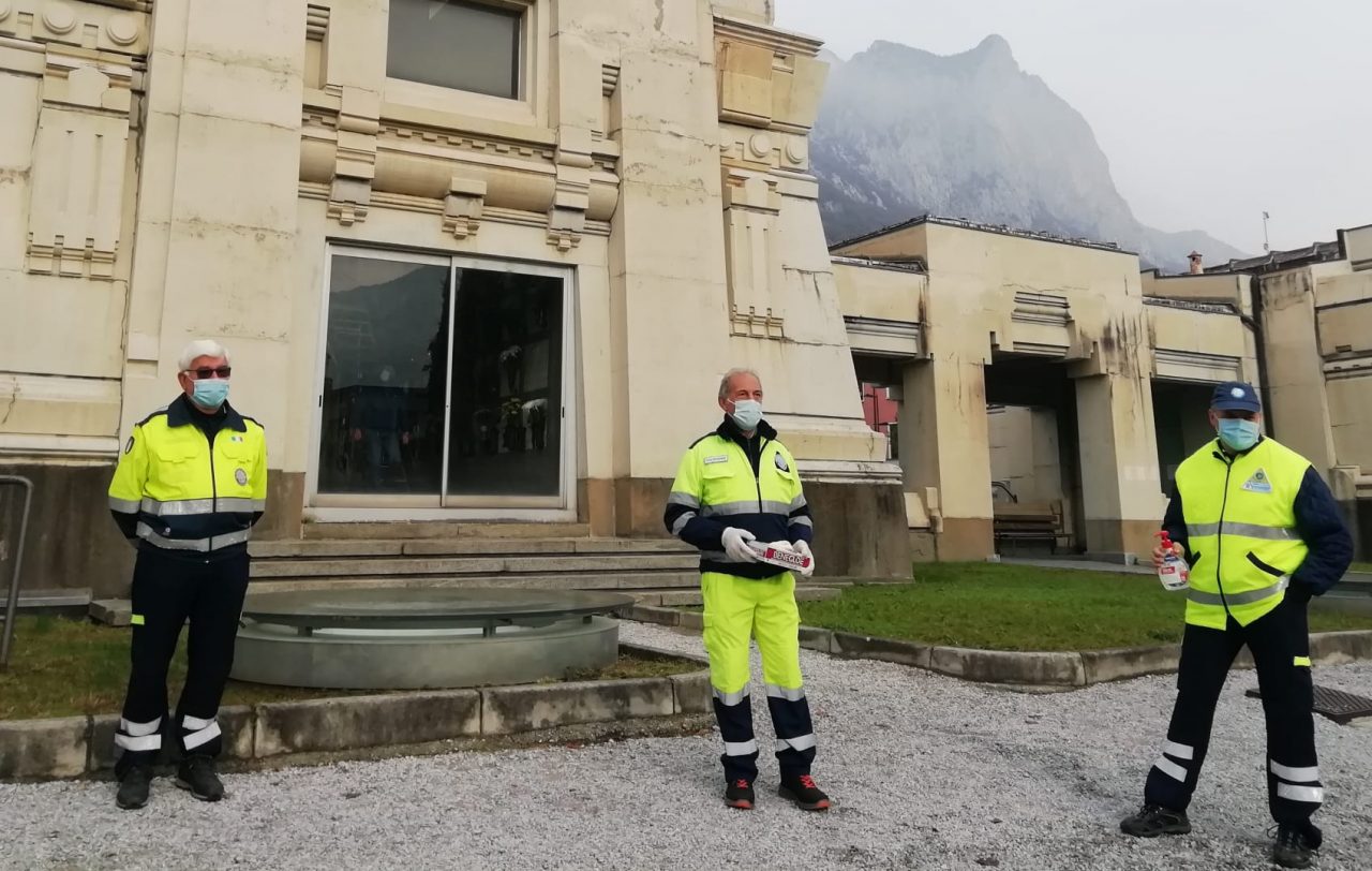 Protezione Civile fuori dai cimiteri per gestire il flusso di persone