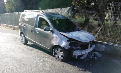 Ennesima auto in fiamme: è la quinta in pochi giorni. Cresce la paura del piromane