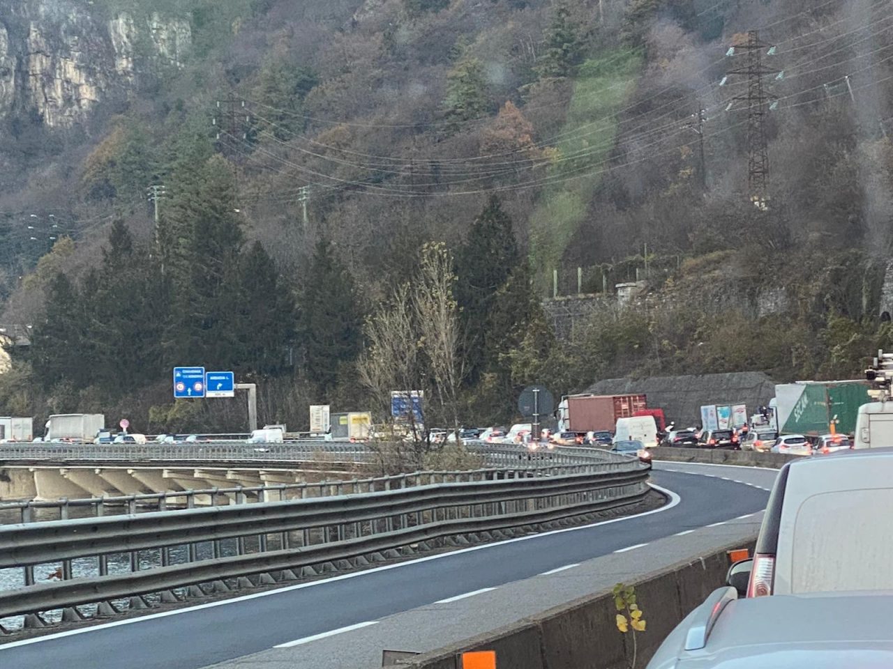 Furgone ribaltato in galleria sulla Ss36, uscita obbligatoria a Abbadia FOTO