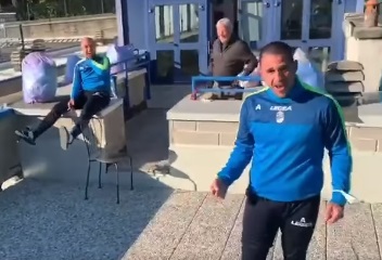 Il mister del Lecco fa gol calciando... dal balcone! IL VIDEO