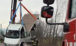 Camioncino si ribalta in un fosso a lato della Provinciale, traffico in tilt. Maxi gru per recuperarlo LE FOTO