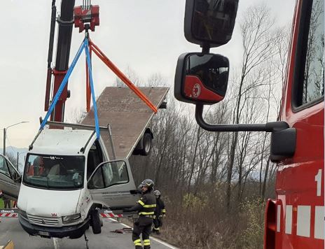 Camioncino si ribalta in un fosso a lato della Provinciale, traffico in tilt. Maxi gru per recuperarlo LE FOTO