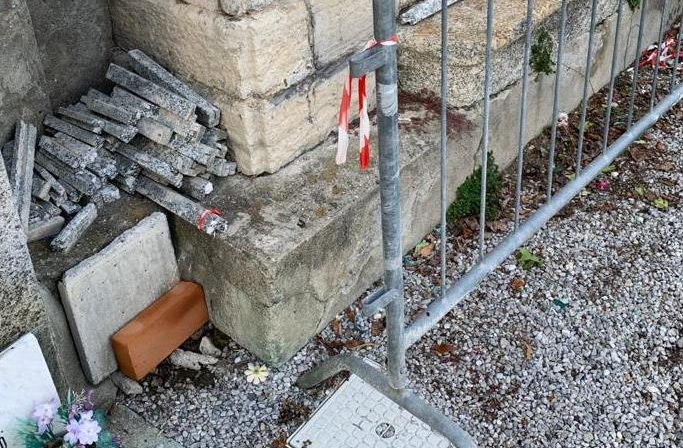 Cimitero di Rancio, ossari “a pezzi” da otto mesi