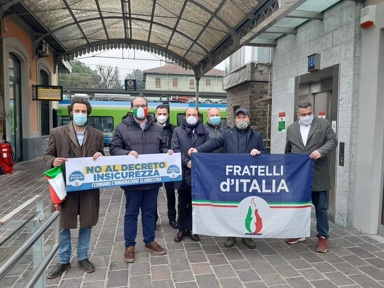 Fratelli d’Italia in stazione per protestare contro l’abolizione del Decreto sicurezza VIDEO