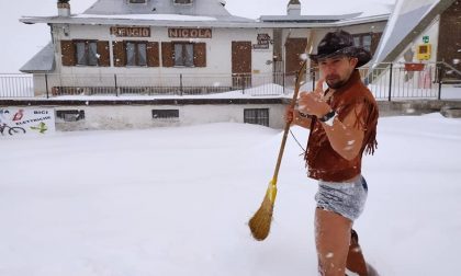 Piani di Artavaggio: un cowboy spala la neve