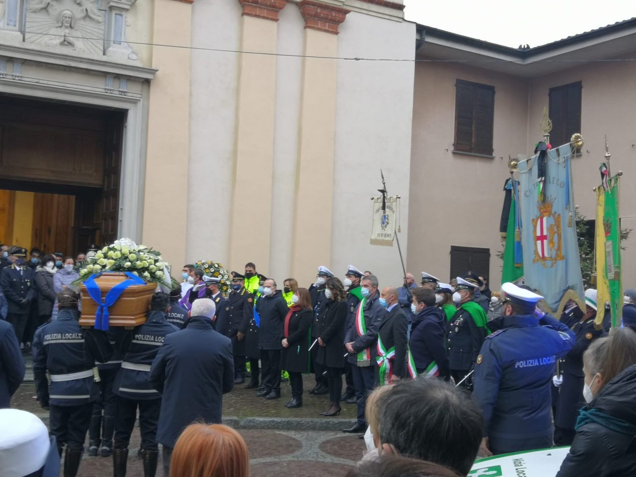 L’addio al vicecomandante Marchiori. Il parroco: “Solo Dio conosce i suoi pensieri e il suo tormento”