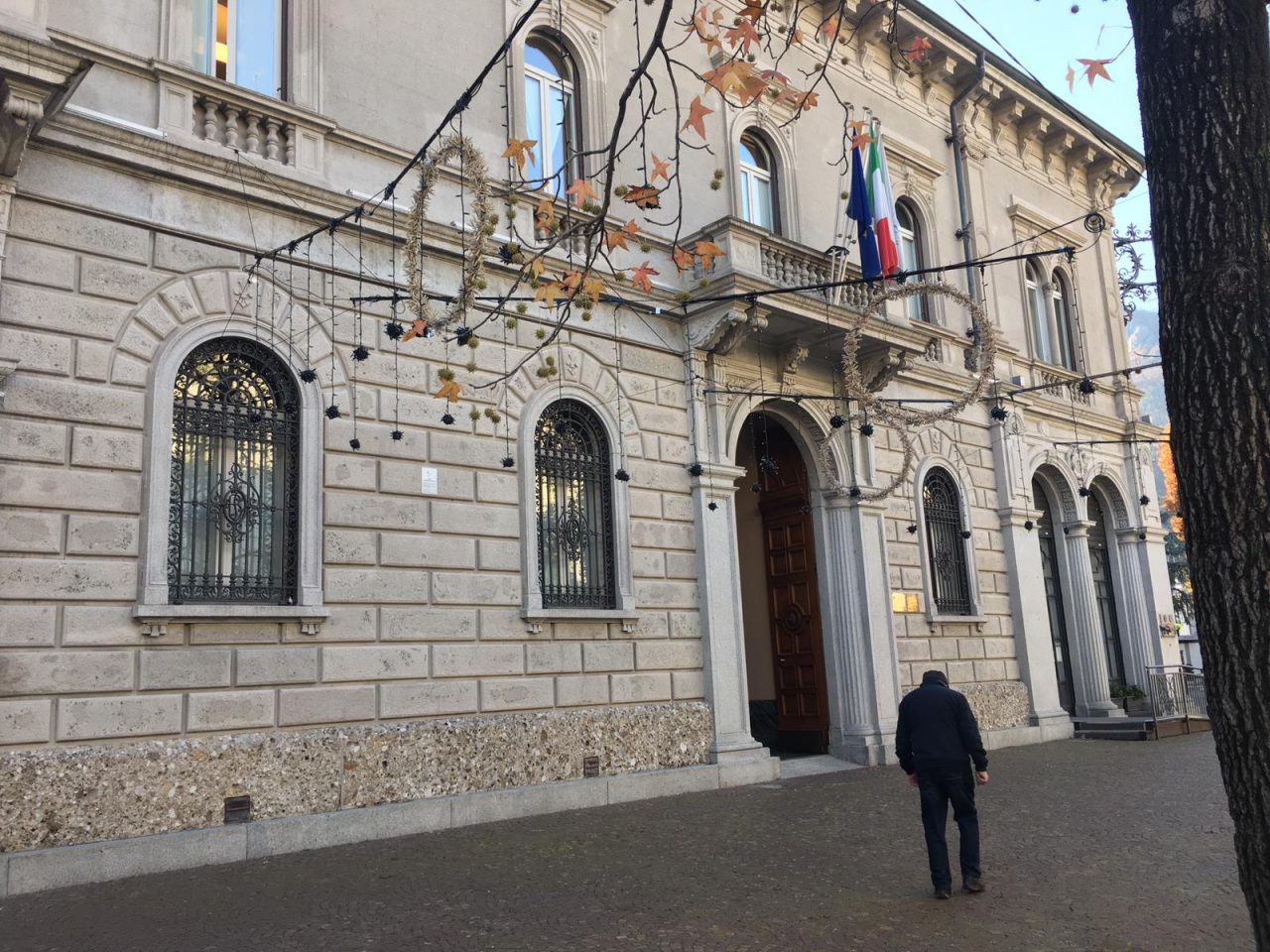 Luminarie in città grazie ai commercianti: si attende l’accensione dopo “i ritardi per contrattempi del Comune”