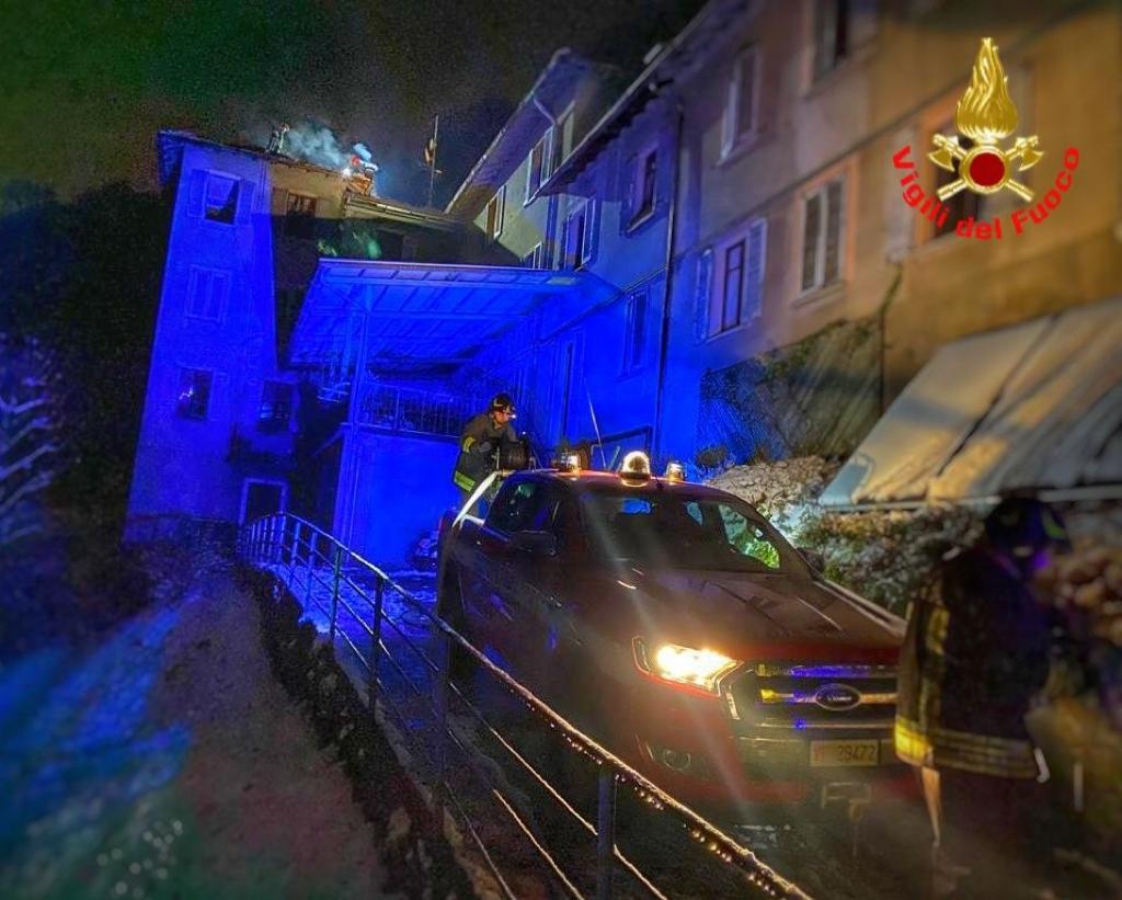 Incendio tetto domato dai  Vigili del Fuoco