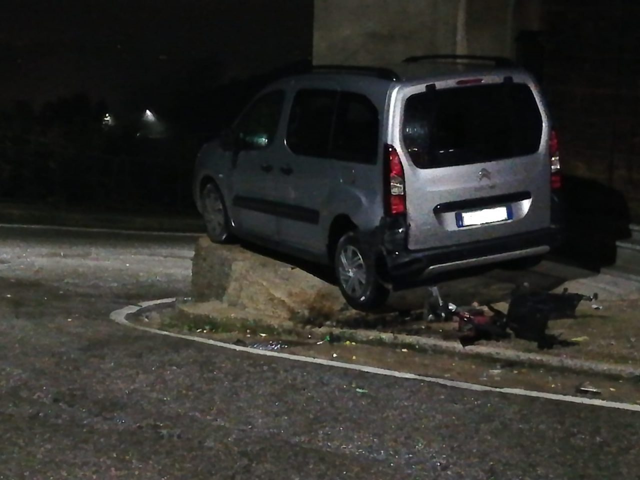 Auto si schianta contro un contatore del gas FOTO