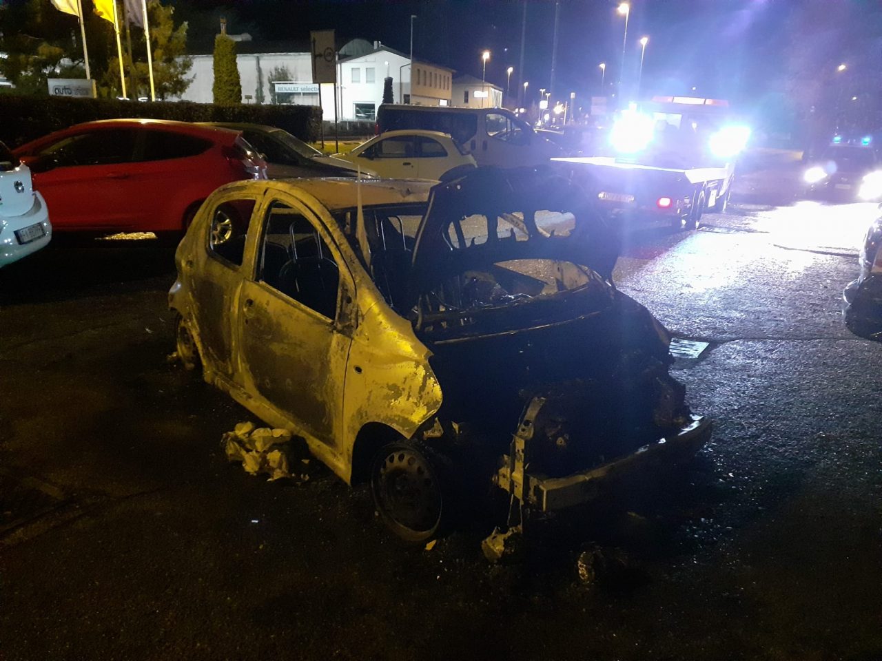 Auto divorata dalle fiamme nella notte FOTO