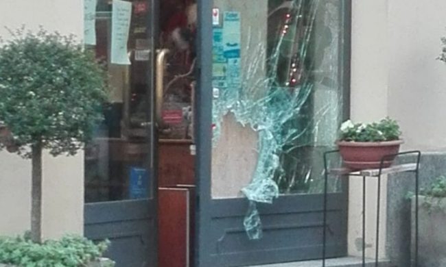 Rompono la vetrina e rubano le monete dalla cassa