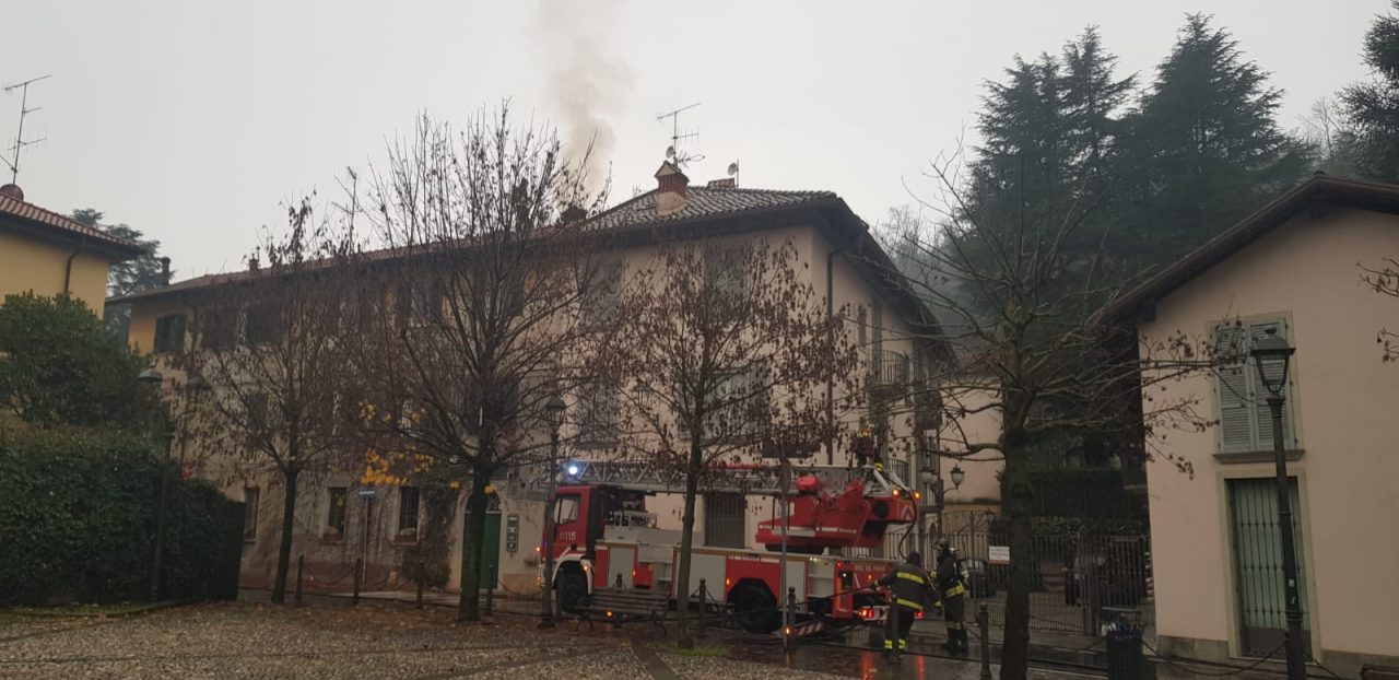 A fuoco il tetto di una palazzina FOTO E VIDEO