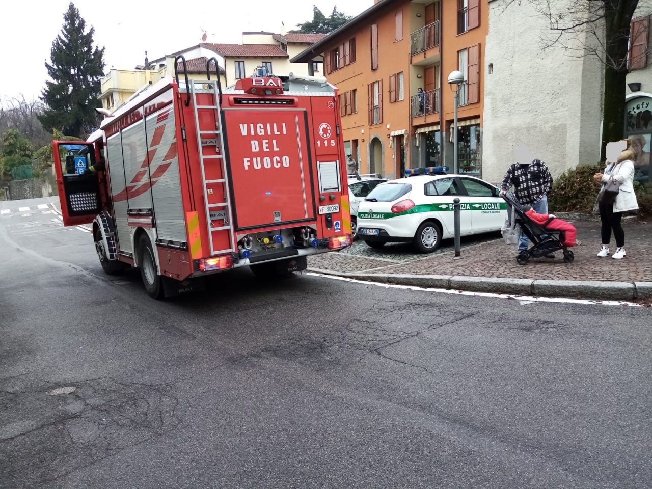 Anziano alla guida sfiora una mamma con bimbo poi si schianta contro il muro FOTO