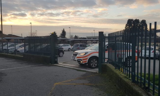 Giardiniere colto da malore nel cortile della scuola LE FOTO