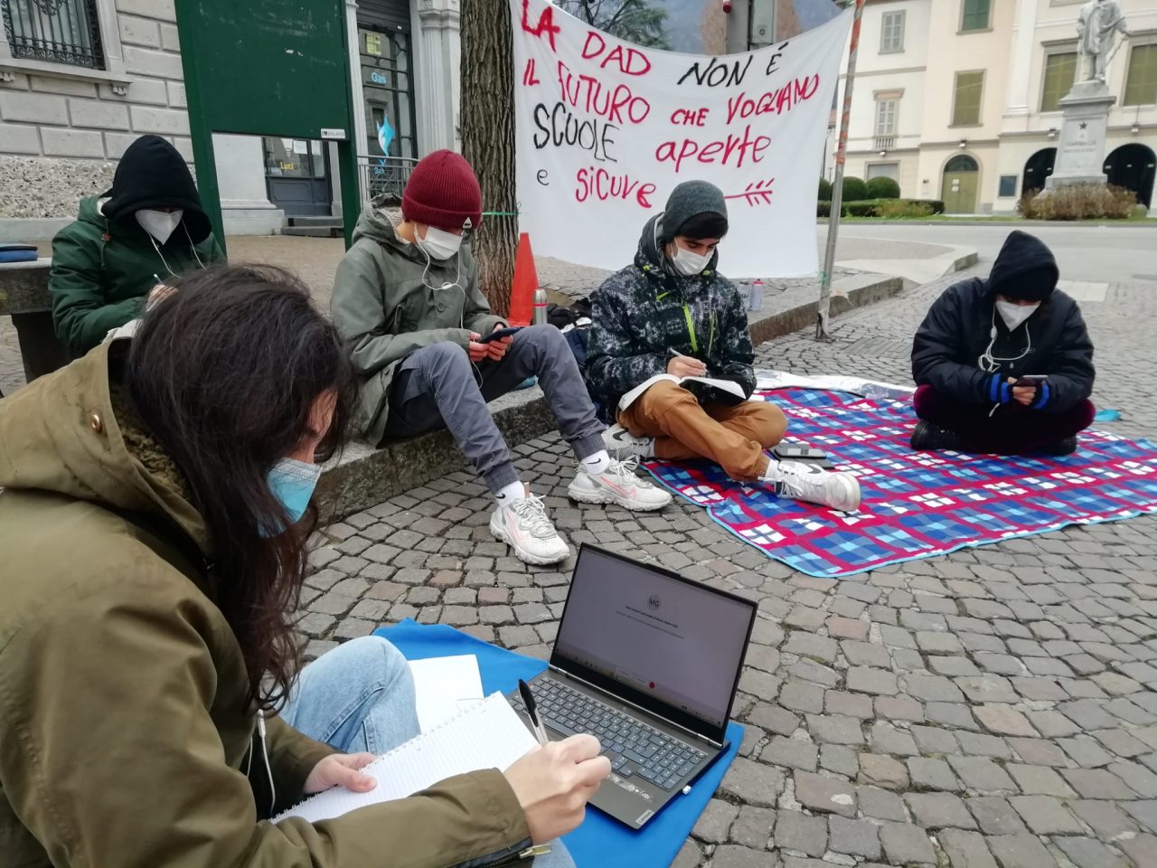 Studenti fanno lezione in piazza a Lecco per manifestare contro la didattica a distanza FOTO E VIDEO