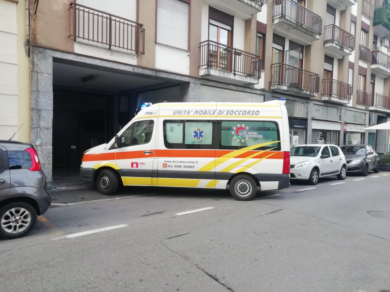 Inciampa nel marciapiede e cade a terra, spavento per una 71enne