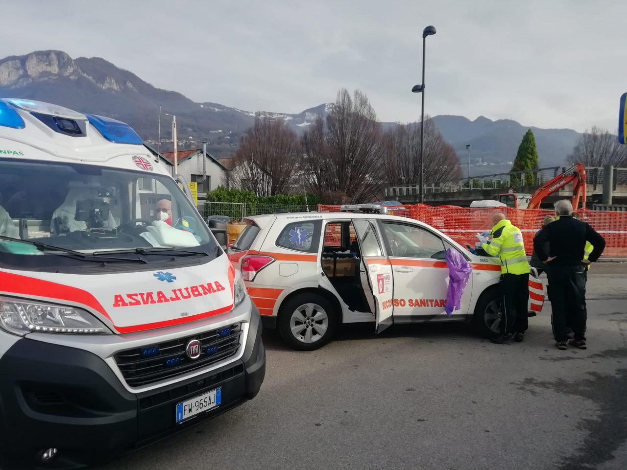 Si accascia a terra davanti al supermercato: soccorsa una donna