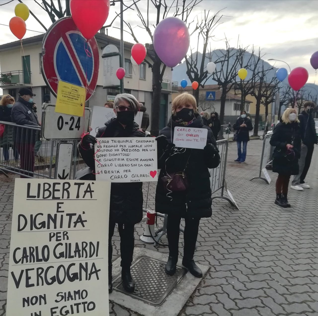 Carlo Gilardi: manifestazione davanti al tribunale di Lecco. Decisione sulla revoca dell’amministrazione di sostegno rinviata FOTO E  VIDEO