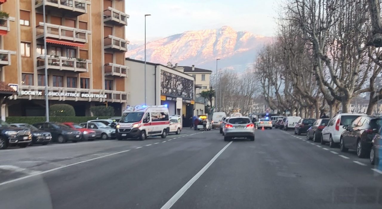 Incidente sul Lungo Lago: 16enne trasportato in ospedale FOTO
