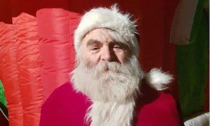 In questo assurdo 2020 la comunità omaggia il suo Babbo Natale che non c’è più
