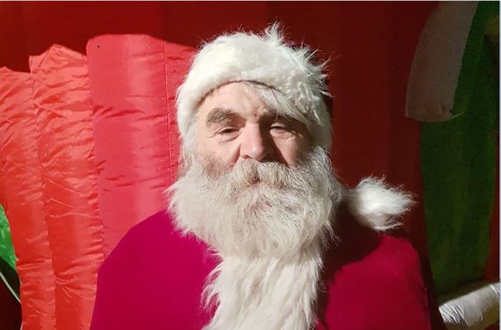 In questo assurdo 2020 la comunità omaggia il suo Babbo Natale che non c’è più