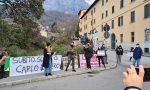 "Carlo non sei solo": sit-in sotto l'Airoldi e Muzzi per liberare il professore