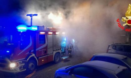 Incendio in un box, evacuata un’intera palazzina FOTO