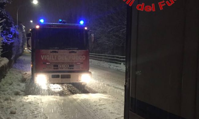 La neve è arrivata, grossi disagi: interventi dei Vigili del fuoco, bloccata la Superstrada LE FOTO