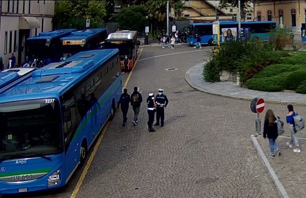 Scuola, scatta il piano anti assembramenti: controlli nelle stazioni lecchesi e guardie giurate sui bus