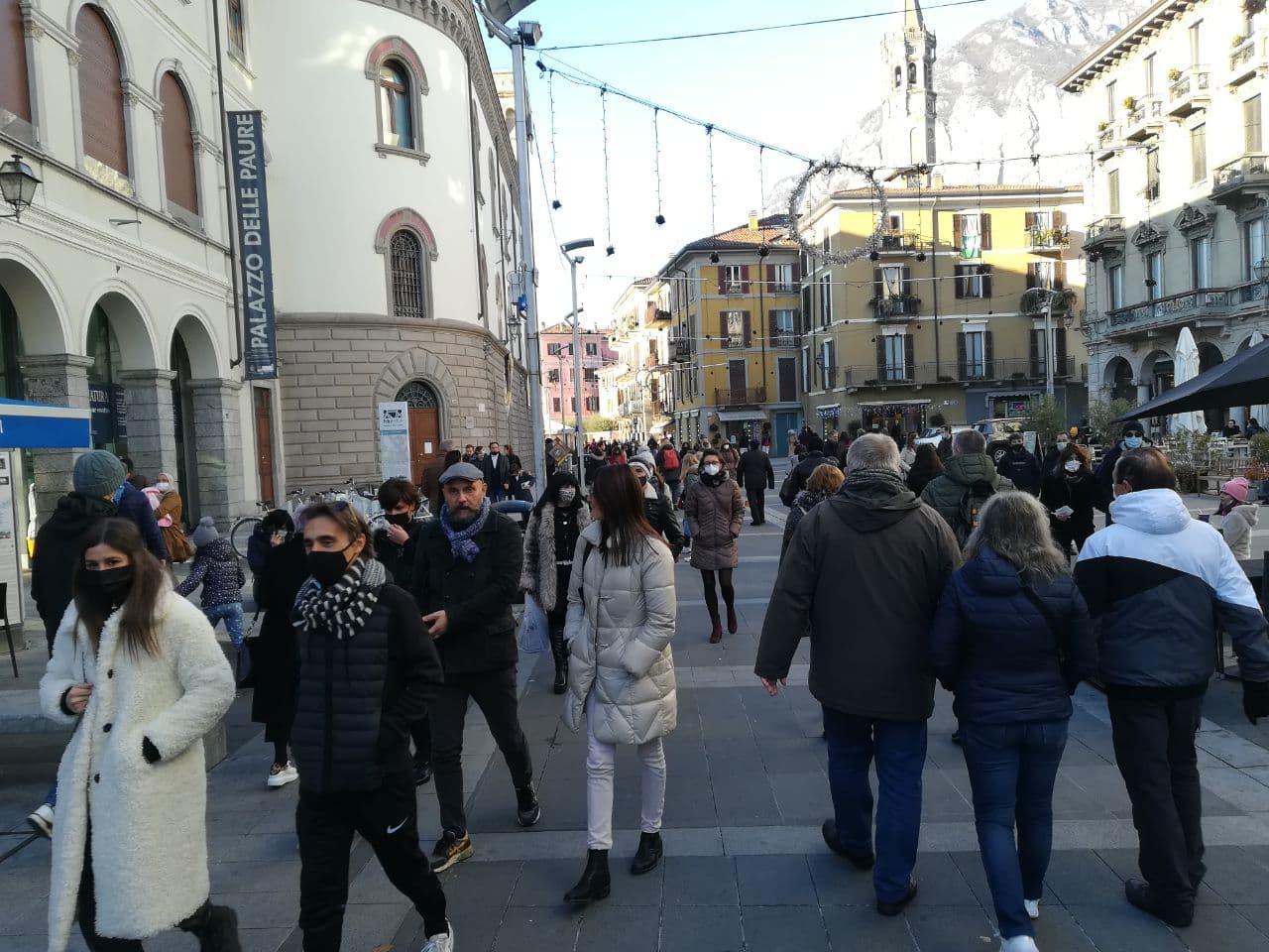 Lecco e la Lombardia in Zona Bianca anche a Capodanno ma scatta l’obbligo di mascherina all’aperto