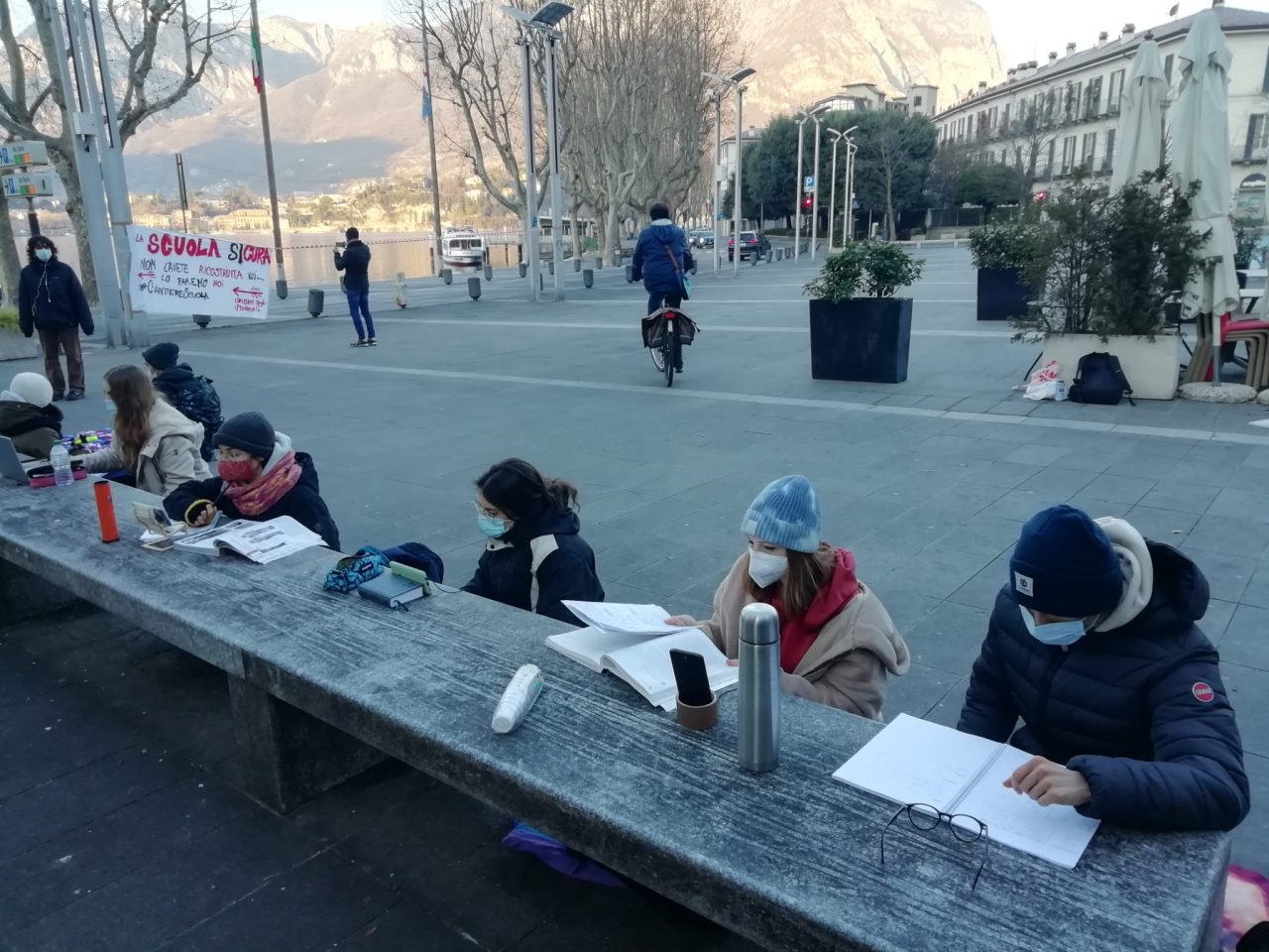La DAD è scesa in piazza: lezione in classe ai piedi di Cermenati