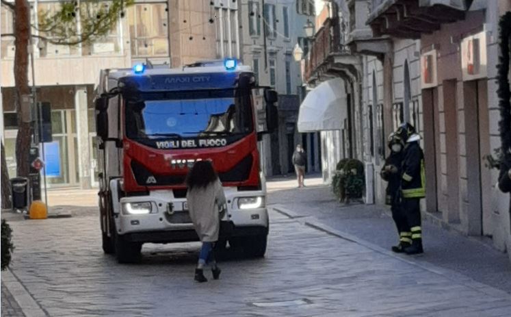 Odore di gas in centro: intervento dei Vigili del Fuoco