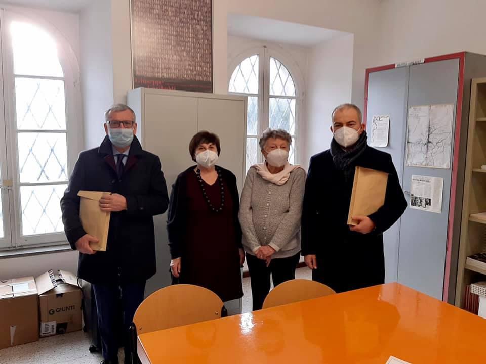 Questore e Prefetto nella sede dell’Anpi Lecco dopo le oltraggiose svastiche