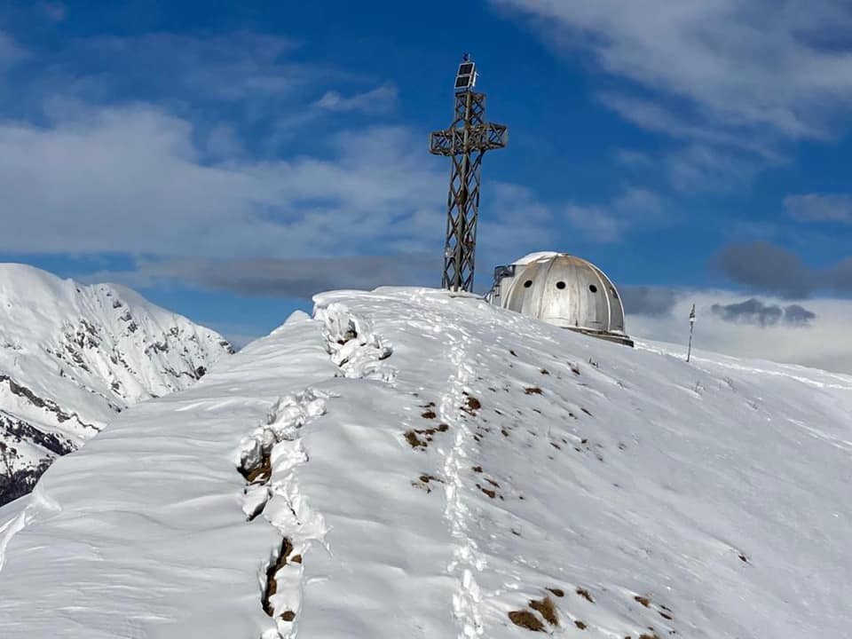Grosso distacco nevoso sul monte Due Mani: rischio slavina verso Ballabio