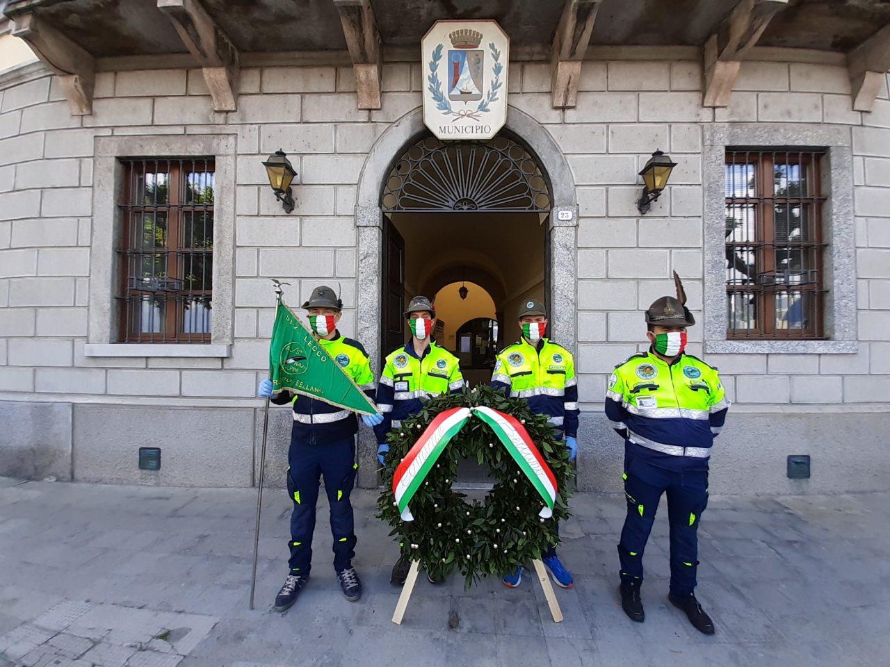 L’anno intenso e drammatico degli alpini e degli angeli in tuta gialla