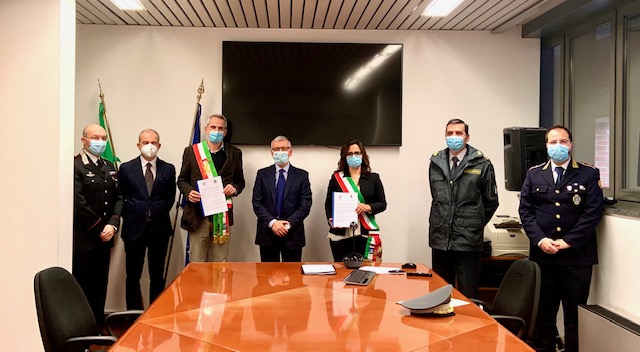 Controllo di vicinato: i sindaci di Merate e Monticello firmano il protocollo con il Prefetto