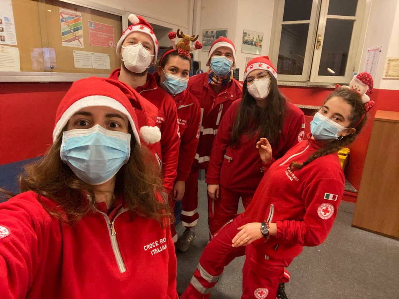 Gioia donata e solidarietà con l’Albero di Natale della Croce Rossa FOTO