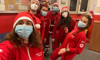 Gioia donata e solidarietà con l'Albero di Natale della Croce Rossa FOTO