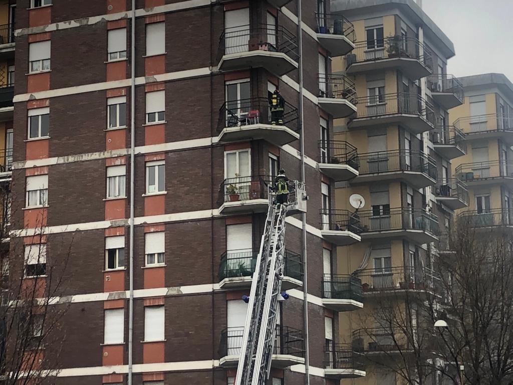 Gli impressionanti video dell’incendio e dei soccorsi con i residenti salvati dai balconi