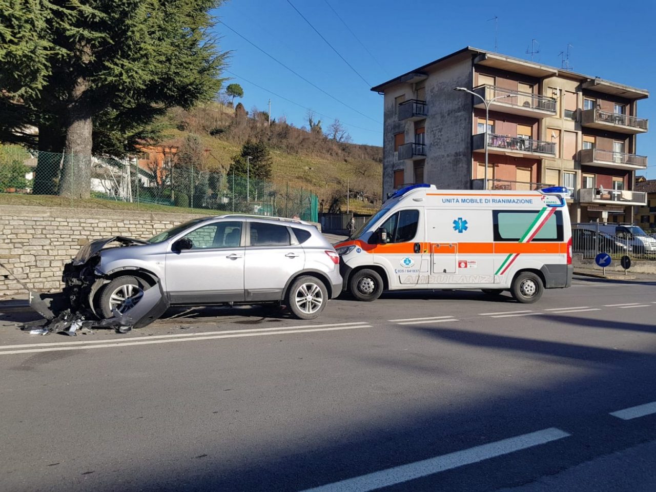 Inversione illegale sul provinciale, furgone si schianta contro un’auto di una famiglia di Ballabio FOTO