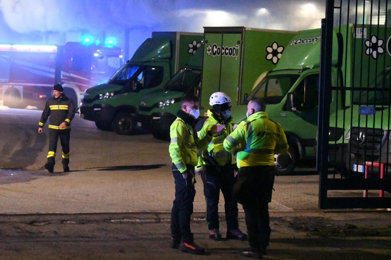 Brucia magazzino Amazon, dipendenti salvati da ambulanza di passaggio FOTO E VIDEO