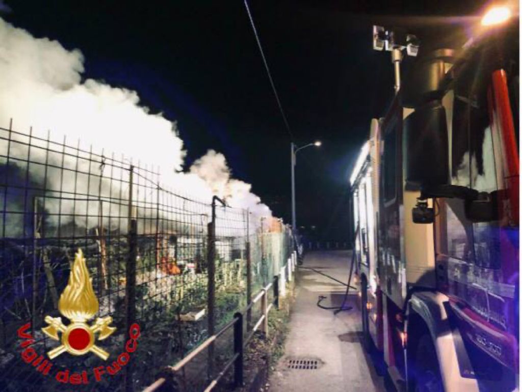 Incendio nel cuore della notte: Vigili del Fuoco al lavoro per tre ore